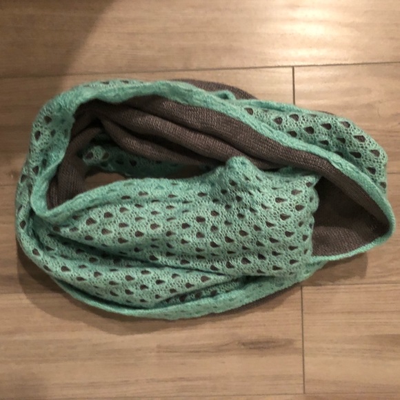 Scarf Assortment (4) - Picture 4 of 5